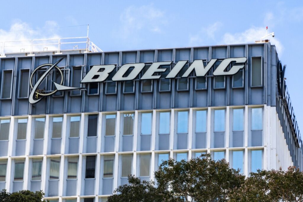 "Fábrica de Boeing en EE.UU. con trabajadores en una línea de ensamblaje de aviones, reflejando el impacto de los recientes despidos masivos anunciados por la compañía."