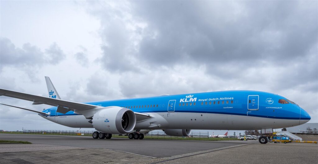 KLM anuncia dolorosas medidas de recorte de costos para combatir gastos elevados y escasez de personal