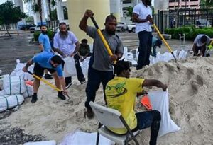 La alcaldesa de Tampa, Jane Castor, advierte sobre la gravedad del huracán Milton, describiéndolo como la tormenta más destructiva en un siglo, mientras la ciudad implementa evacuaciones masivas y medidas de emergencia para proteger a los residentes ante el inminente impacto.