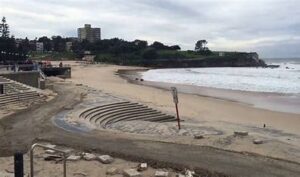 Esferas negras misteriosas encontradas en la playa de Coogee, Sídney, lo que genera preocupación por un posible derrame de petróleo.