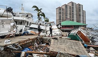 "Inundaciones severas en Florida tras el paso de los huracanes Helene y Milton, con calles anegadas, vehículos sumergidos y equipos de rescate trabajando."