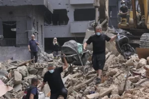 Vista del mercado de Saida, Líbano, destruido por bombardeos israelíes, con edificios derrumbados y comerciantes intentando recuperar lo que queda de sus puestos.