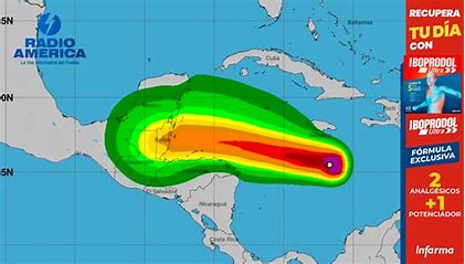 Imagen satelital del huracán Milton acercándose a la costa de Florida, con nubes espesas y vientos intensos