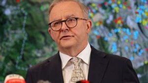 El primer ministro australiano, Anthony Albanese, en una conferencia de prensa, en medio de críticas sobre su estilo de liderazgo centrado en su figura personal.