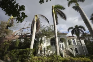 Imagen de residentes de Florida limpiando escombros y reparando daños en sus hogares tras el paso del huracán Milton.