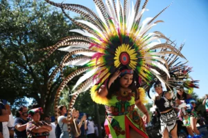 "Una marcha en conmemoración del Día de la Raza, con personas celebrando la diversidad cultural y la herencia hispánica en una gran ciudad de América Latina."